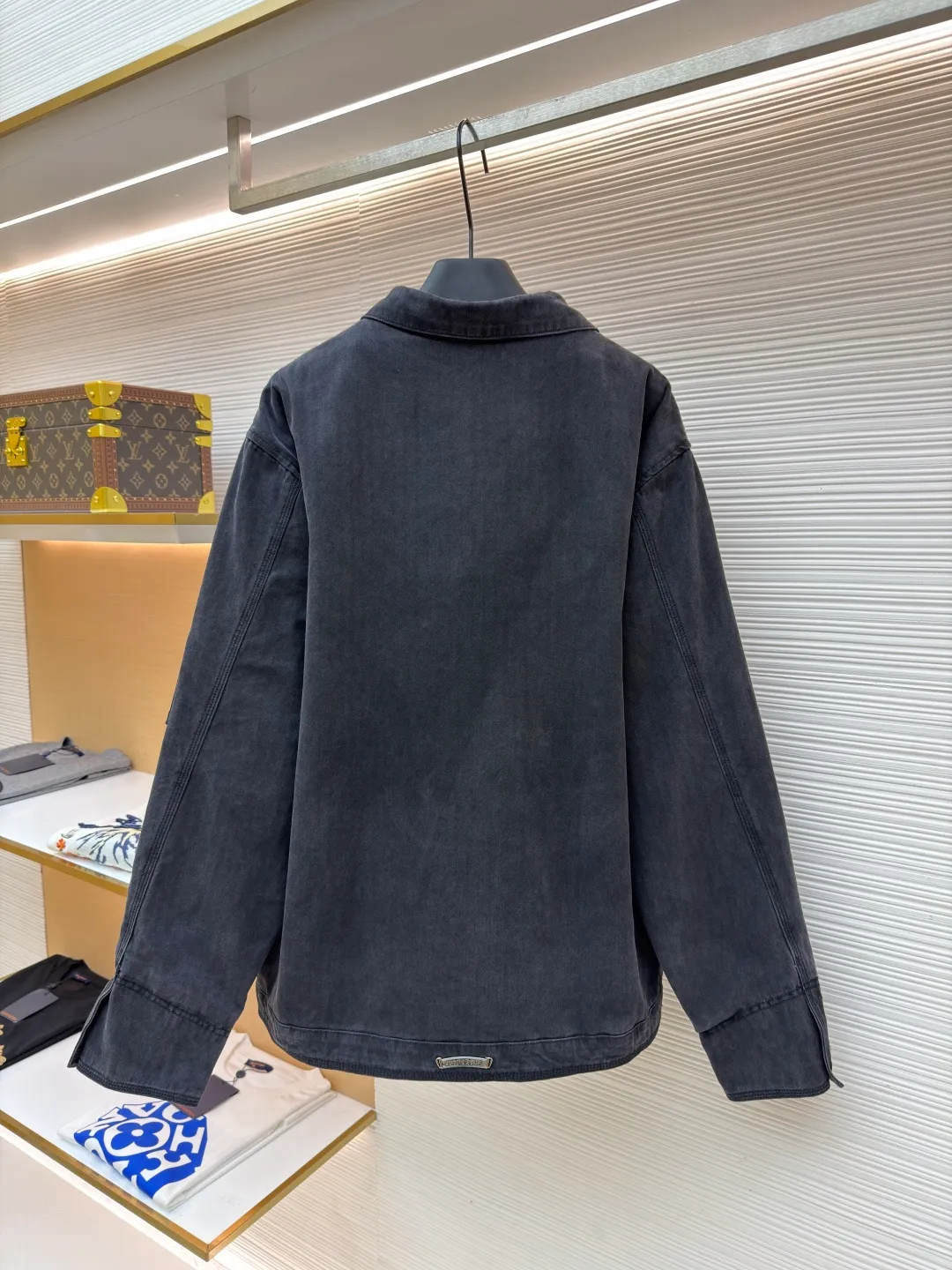 Chrome Hearts herringbone pattern washed work clothes ●Item number: 1682369-C65 ●Fabric: 100% cotton ●Technology: Washed production ●Color: washed gray ●Version: Fitted version ●Weight: about 1255 grams ●Size: S-M-L ●Description: The large body fabric is made of pure cotton fabric with herringbone pattern woven according to YB, which has a three-dimensional crisp effect. The lining is made of jacquard pure cotton fabric. Minimum order is ㎞. The garments are washed with natural gray effect (Chehao garments stayed in the washing factory for a month, and finally the results were perfect). Due to the difficulty of washing, the scrap rate is extremely high, and the spot goods should be cherished. The neckline is cut and cut using genuine sheepskin film, and the molded hardware is aged and oxidized. The overall wiring is straight and delicate, the fabric is comfortable and soft, and the color is consistent without color difference. It can be matched with the same style to create a fashionable look and control various occasions. Customized accessories, complete with three standards, same style for men and women!